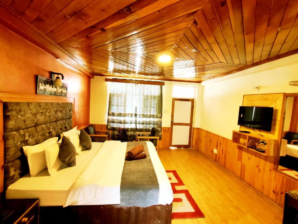 TV a/nebo společenská místnost v ubytování Elena Aastha Regency- A Valley view Hotel