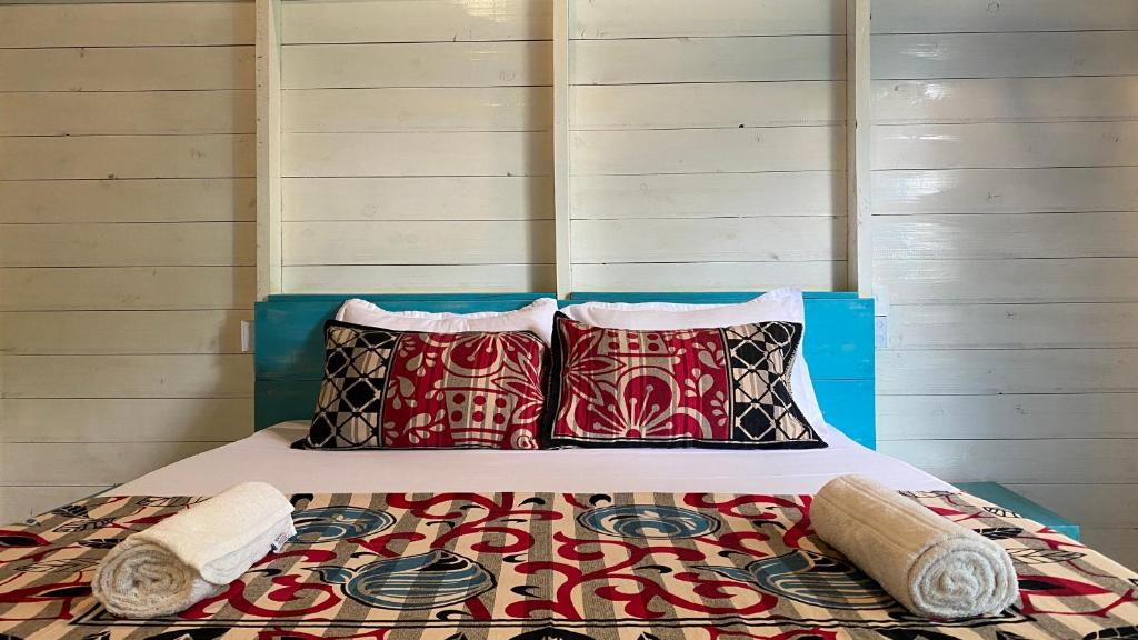 Postel nebo postele na pokoji v ubytování Mahaon surf hotel
