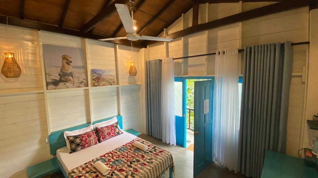 Postel nebo postele na pokoji v ubytování Mahaon surf hotel
