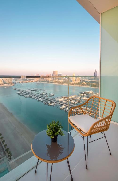 Kolam renang di atau dekat dengan Silkhaus palm view 1BDR with private beach in Emaar Beachfront