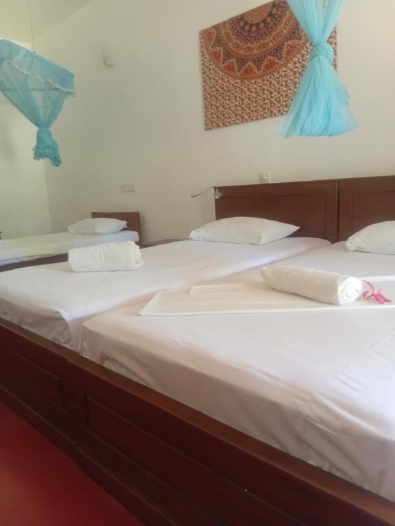 Postel nebo postele na pokoji v ubytování Happy Beach hotel nilaveli