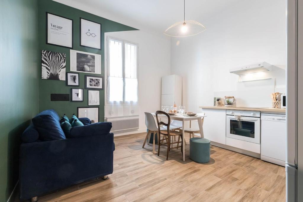 un salon avec un canapé bleu et une table dans l'établissement Noa house, à Nice