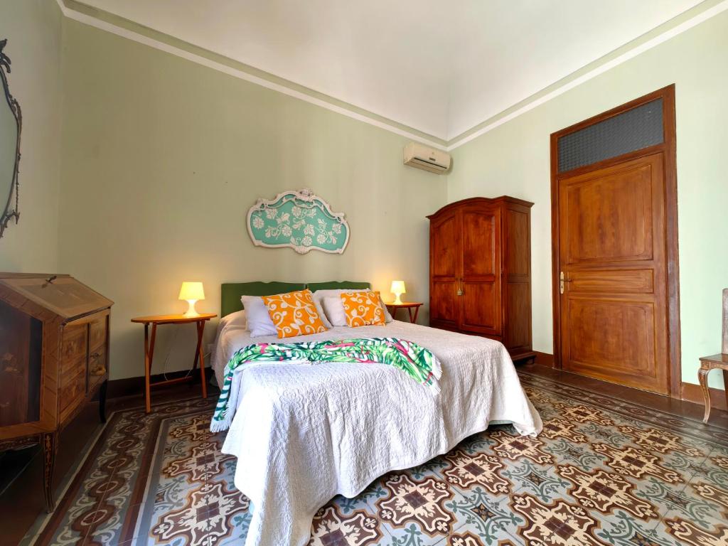 a bedroom with a bed with orange pillows on it at Downtown Grandama Home della Cassatella - Air Conditioner&wifi in Castellammare del Golfo