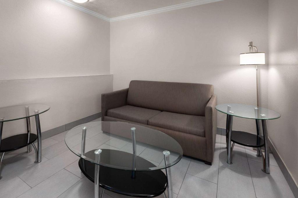 Posezení v ubytování La Quinta by Wyndham North Orem