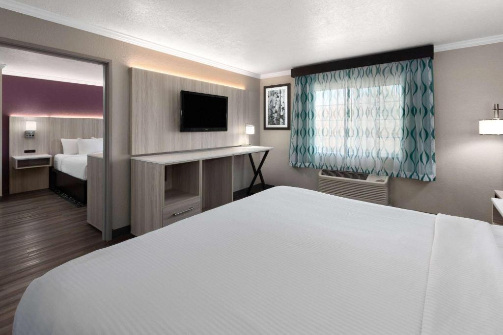 Postel nebo postele na pokoji v ubytování La Quinta by Wyndham North Orem