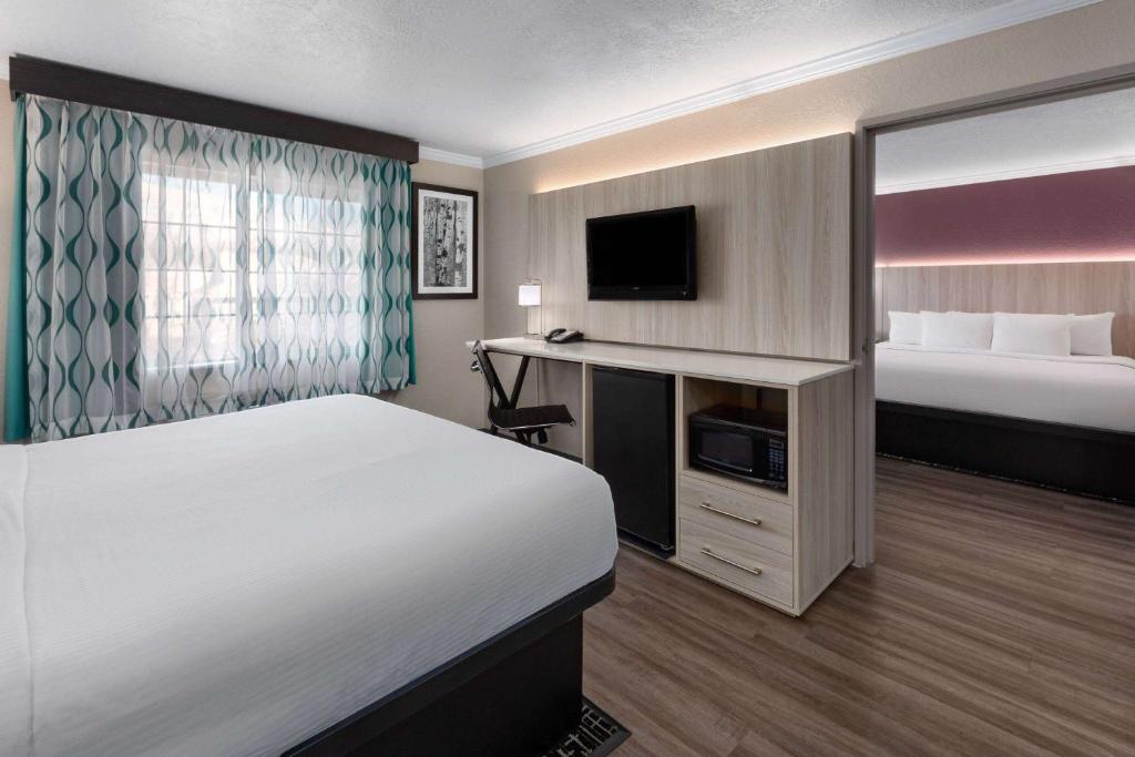 Postel nebo postele na pokoji v ubytování La Quinta by Wyndham North Orem