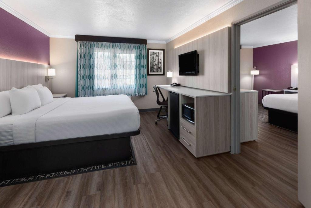 Postel nebo postele na pokoji v ubytování La Quinta by Wyndham North Orem