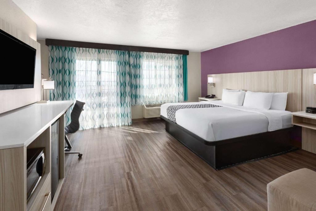 Postel nebo postele na pokoji v ubytování La Quinta by Wyndham North Orem