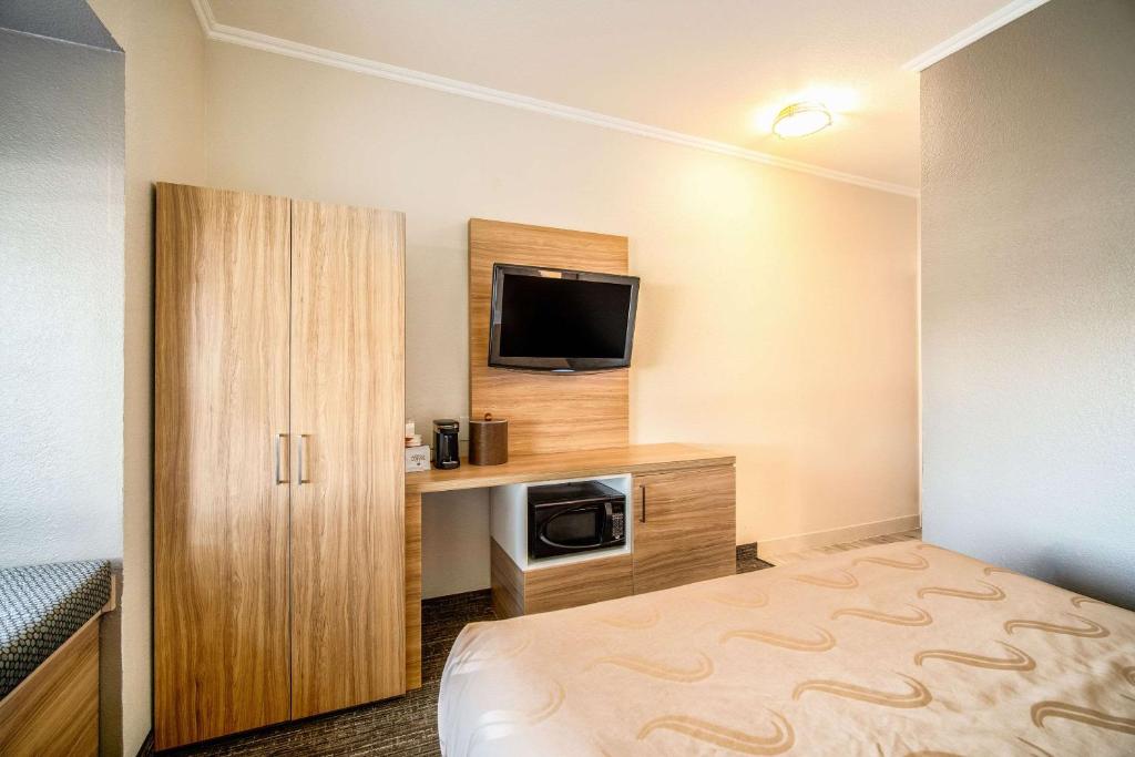 Kuchyň nebo kuchyňský kout v ubytování Quality Inn Chandler I-10