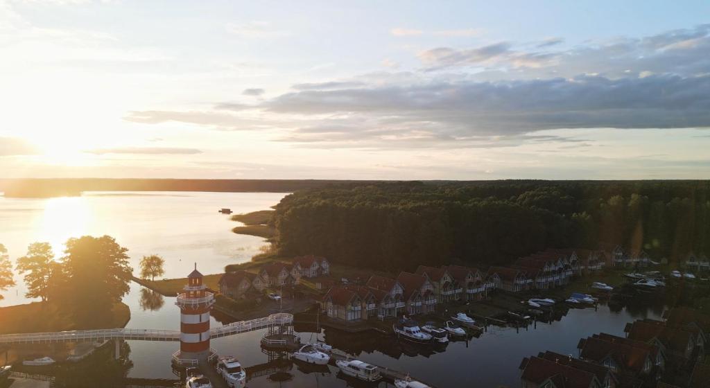 eine Luftansicht auf eine Stadt mit einer Brücke und einem Fluss in der Unterkunft Precise Resort Hafendorf Rheinsberg in Rheinsberg