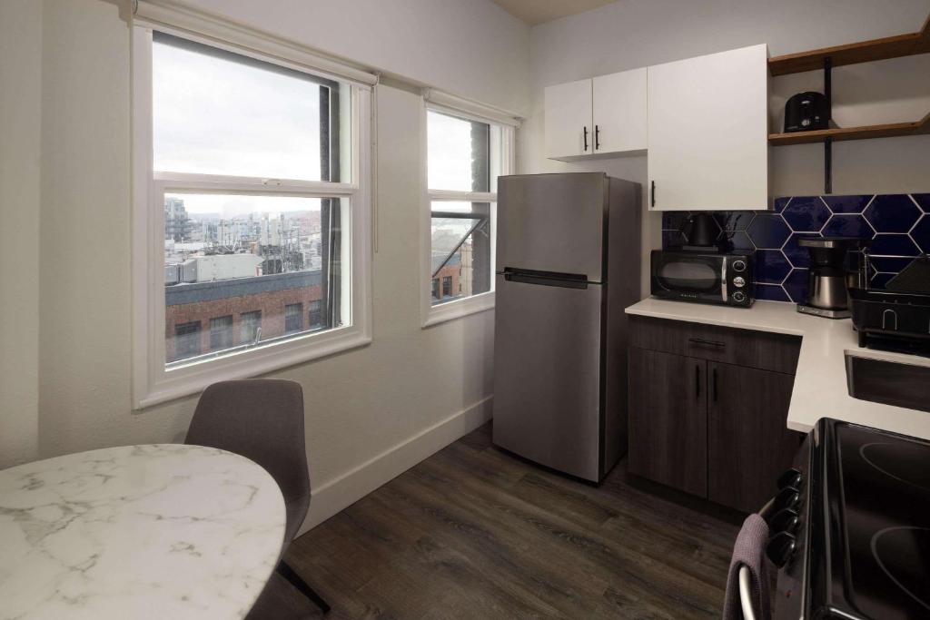 Kuchyň nebo kuchyňský kout v ubytování Reside Seattle Downtown, a Wyndham Residence