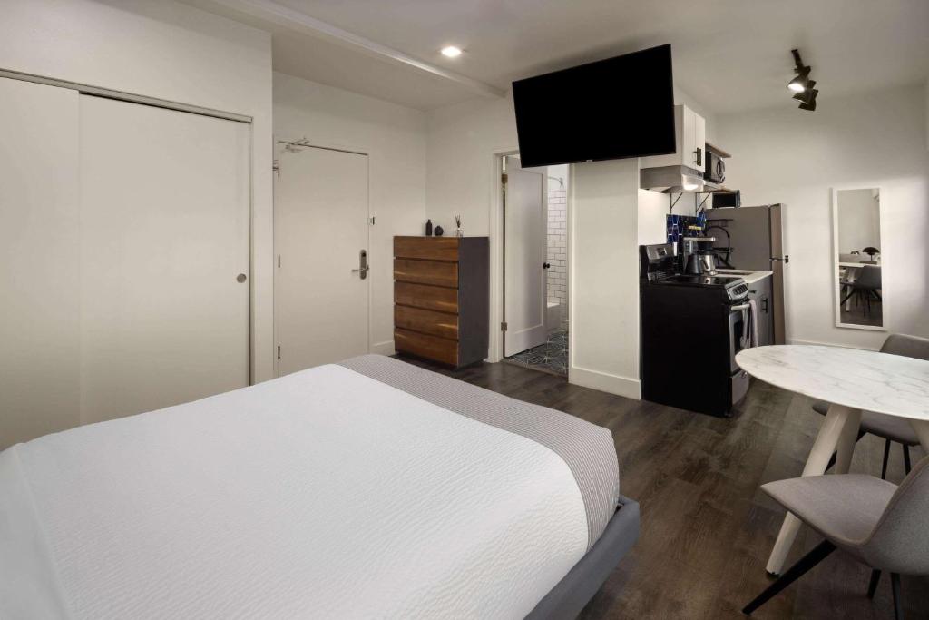 Kuchyň nebo kuchyňský kout v ubytování Reside Seattle Downtown, a Wyndham Residence