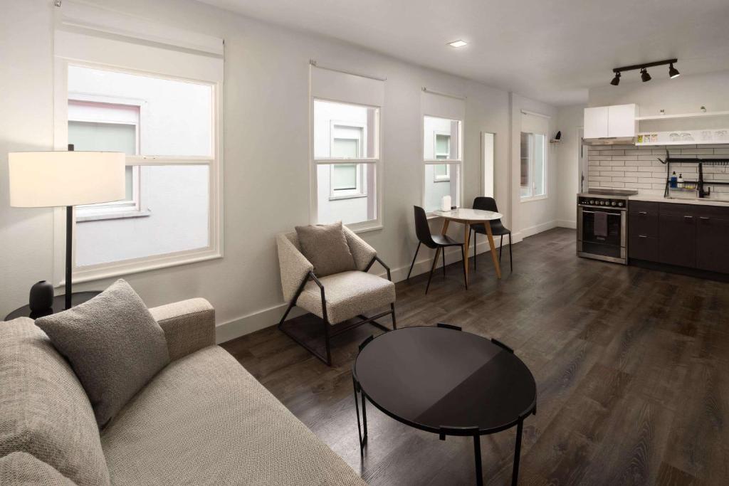 Kuchyň nebo kuchyňský kout v ubytování Reside Seattle Downtown, a Wyndham Residence