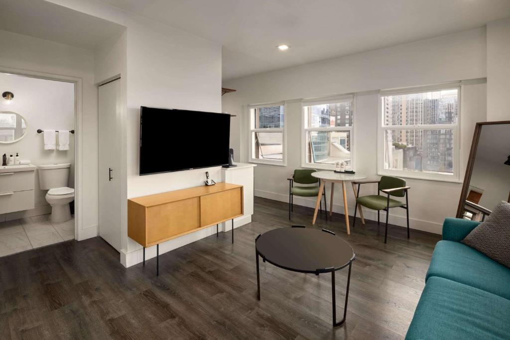 TV a/nebo společenská místnost v ubytování Reside Seattle Downtown, a Wyndham Residence