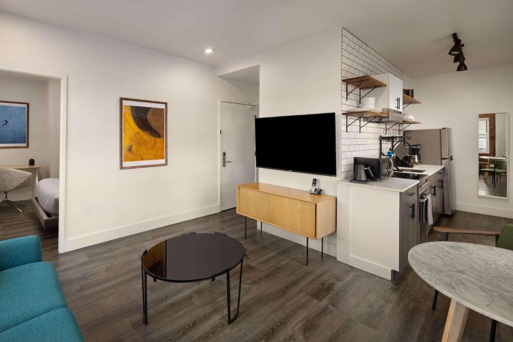 Kuchyň nebo kuchyňský kout v ubytování Reside Seattle Downtown, a Wyndham Residence