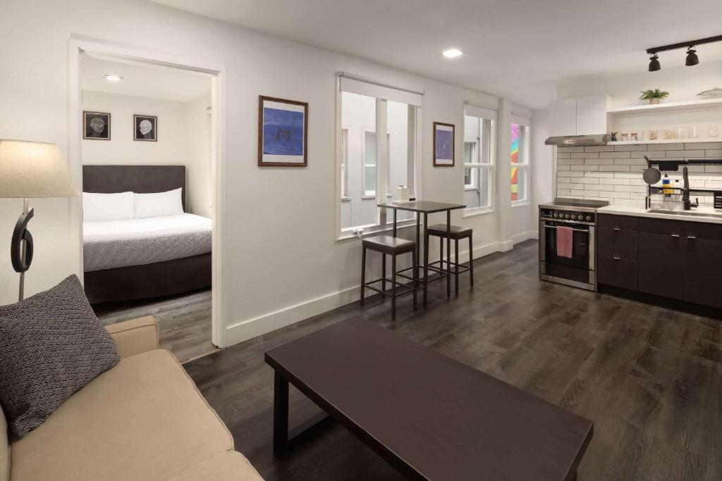 Kuchyň nebo kuchyňský kout v ubytování Reside Seattle Downtown, a Wyndham Residence