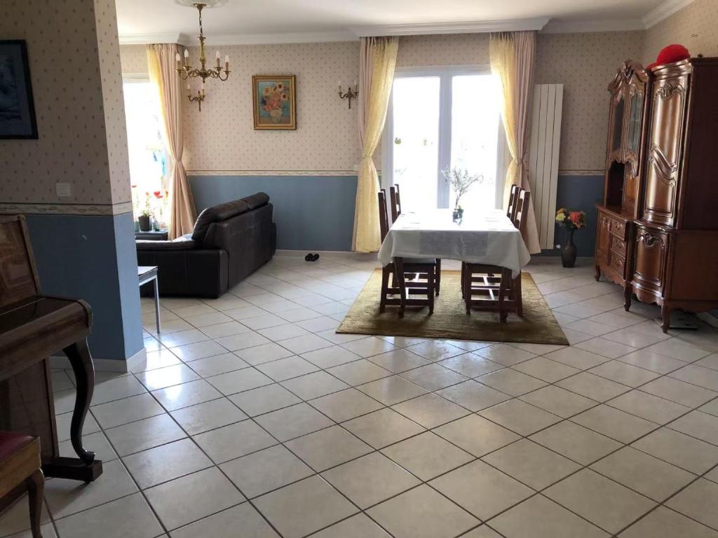 un salon avec une table et un canapé dans l'établissement Sunset Ridge house in provence, à Pierrevert