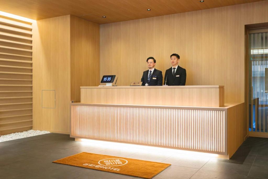 Členové personálu v ubytování 谷町君 HOTEL 恵美須町72
