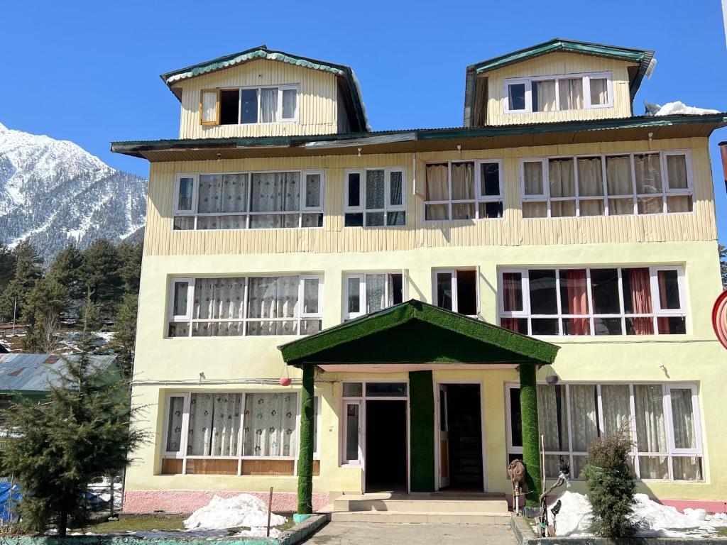 un gran edificio blanco con planta Aveth en New snow view resort pahalgam, en Pahalgām