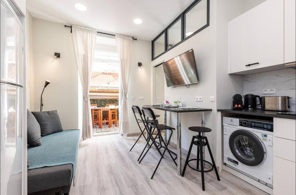 une cuisine avec une table et des chaises dans une pièce dans l'établissement 1 bed, center of Nice with AC, à Nice
