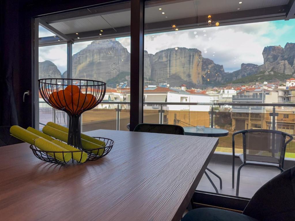 una mesa con un tazón de plátanos encima en Dioroh Suites Meteora 302, en Kalambaka