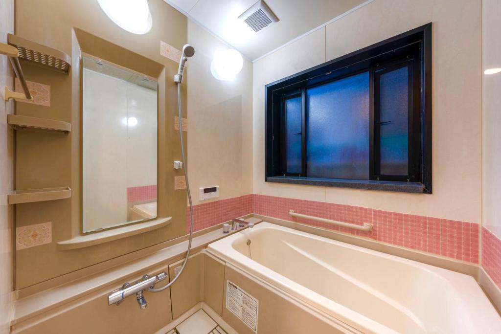 Koupelna v ubytování TSURUNOYA The only private lodging in Tokyo Japanese TATAMI style 8 minutes walk from station FREE Parking 4rooms 12guests NEW OPEN ASAKUSA AKIHABARA SKYTREE nearby