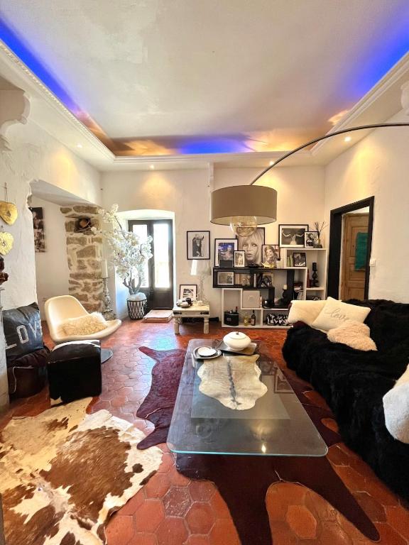 un salon avec un canapé et une table dans l'établissement Superbe maison de charme vue mer, à Corbara