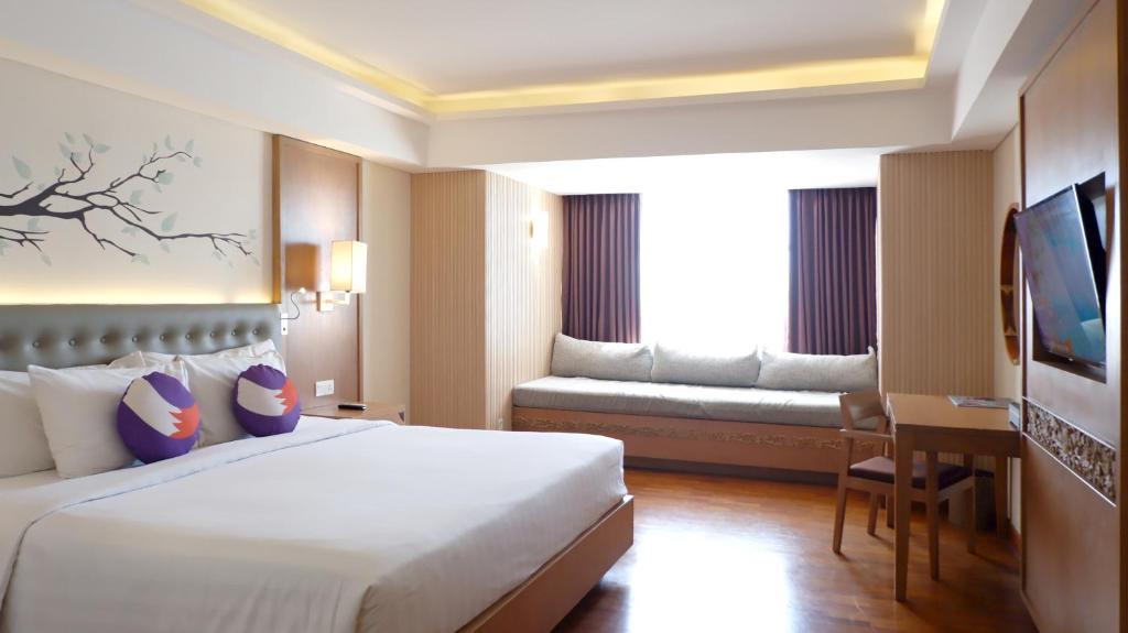 Postel nebo postele na pokoji v ubytování FOX Hotel Jimbaran Beach Bali