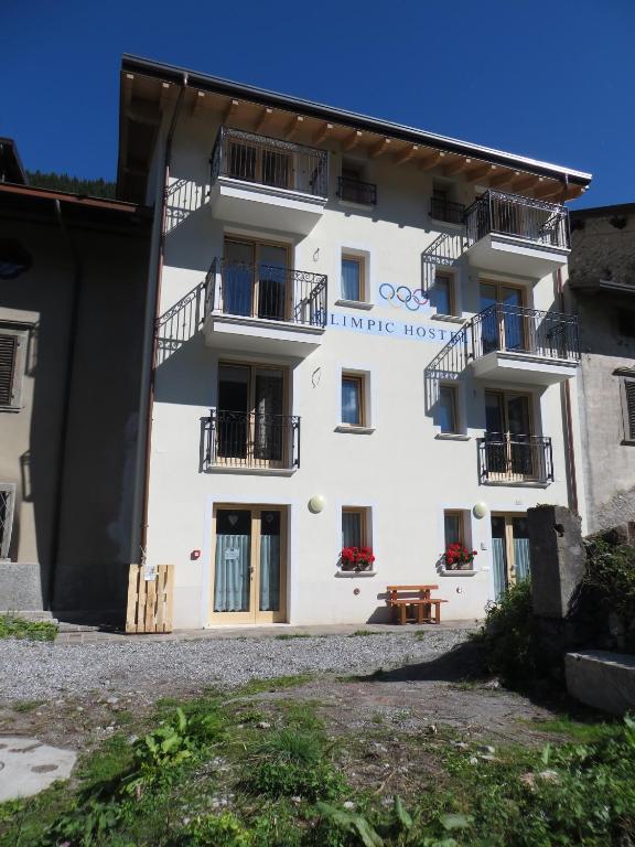 The building in which a hosteleket is located