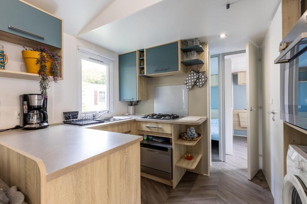 Kuchnia lub aneks kuchenny w obiekcie Mobilhome 6-8 personnes Cap Ferret