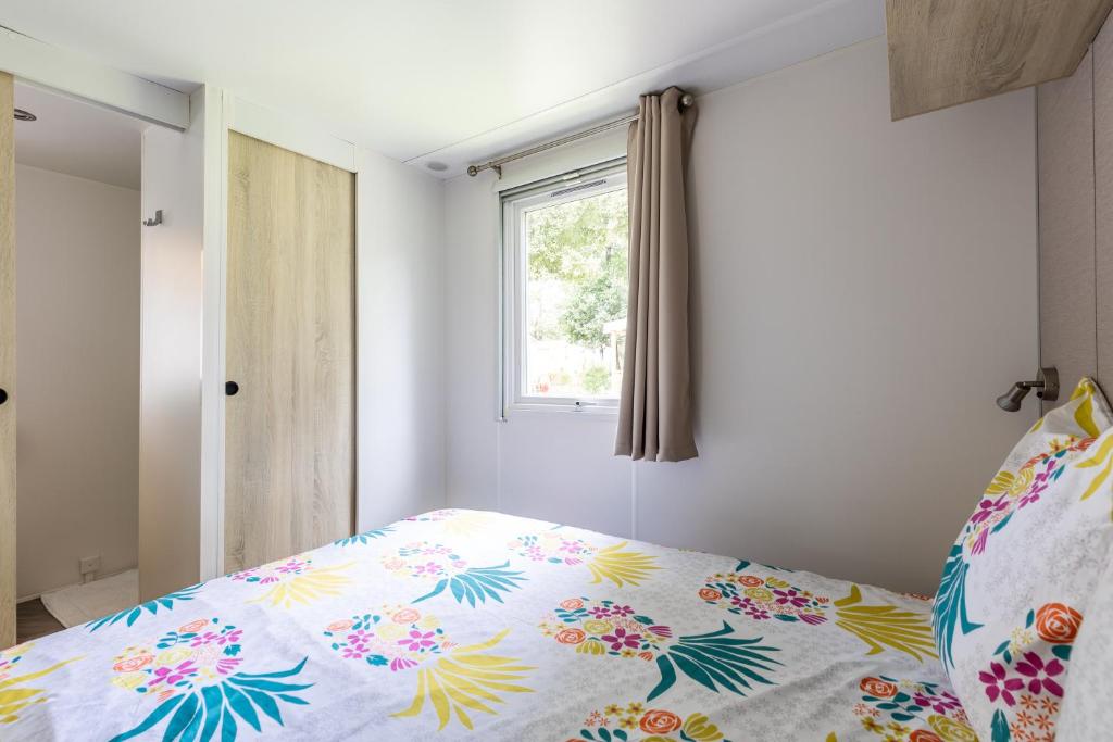 Łóżko lub łóżka w pokoju w obiekcie Mobilhome 6-8 personnes Cap Ferret