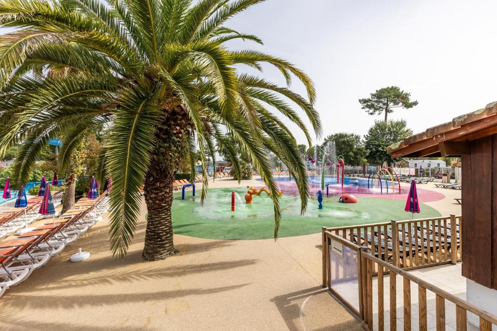 Plac zabaw dla dzieci w obiekcie Mobilhome 6-8 personnes Cap Ferret