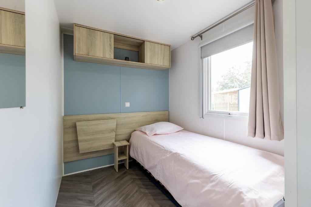 Łóżko lub łóżka w pokoju w obiekcie Mobilhome 6-8 personnes Cap Ferret