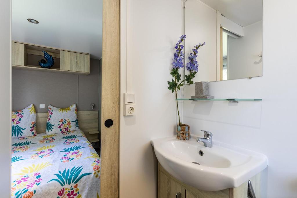 Łóżko lub łóżka w pokoju w obiekcie Mobilhome 6-8 personnes Cap Ferret
