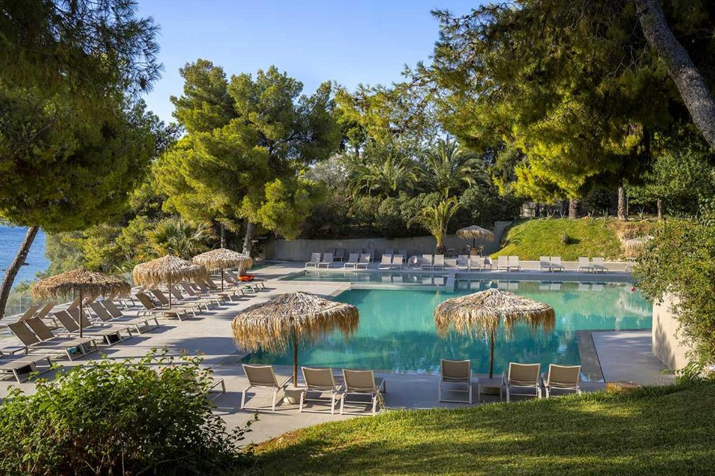 Bazén v ubytování King Saron Hotel Resort nebo v jeho okolí