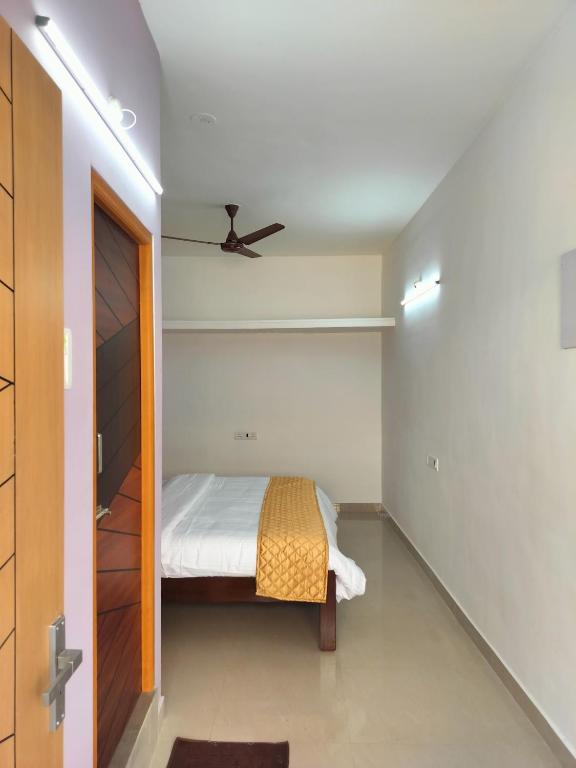 Postel nebo postele na pokoji v ubytování Rudhraksh Comfort Stay