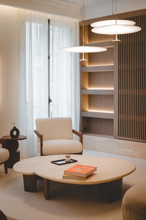 - un salon avec une table basse et une chaise dans l'établissement Luxury Apartment 3BR in Paris, à Paris