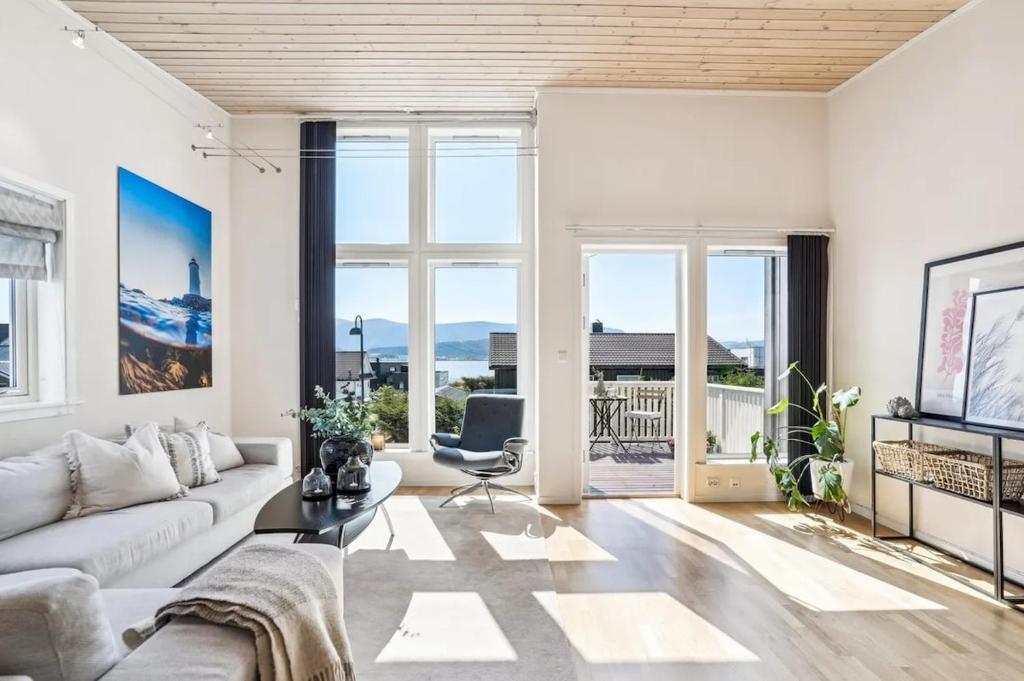 un soggiorno con un divano e una poltrona di Moderne rekkehus nært Ålesund a Valderøya