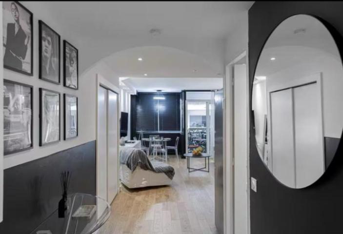 - un salon avec un miroir et une chambre avec un lit dans l'établissement Splendide appartement à 2 pas du Martinez, à Cannes
