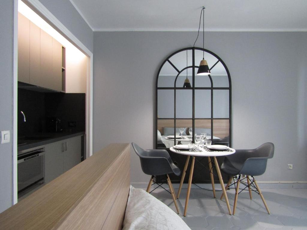 サン・ジャン・カップ・フェラにあるSuite Apartment Saint Jean Cap Ferratのキッチン、ダイニングルーム(テーブル、椅子付)