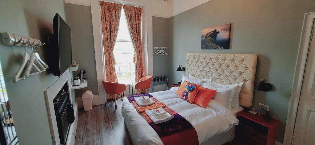 TV a/nebo společenská místnost v ubytování Highlander House Boutique Hotel