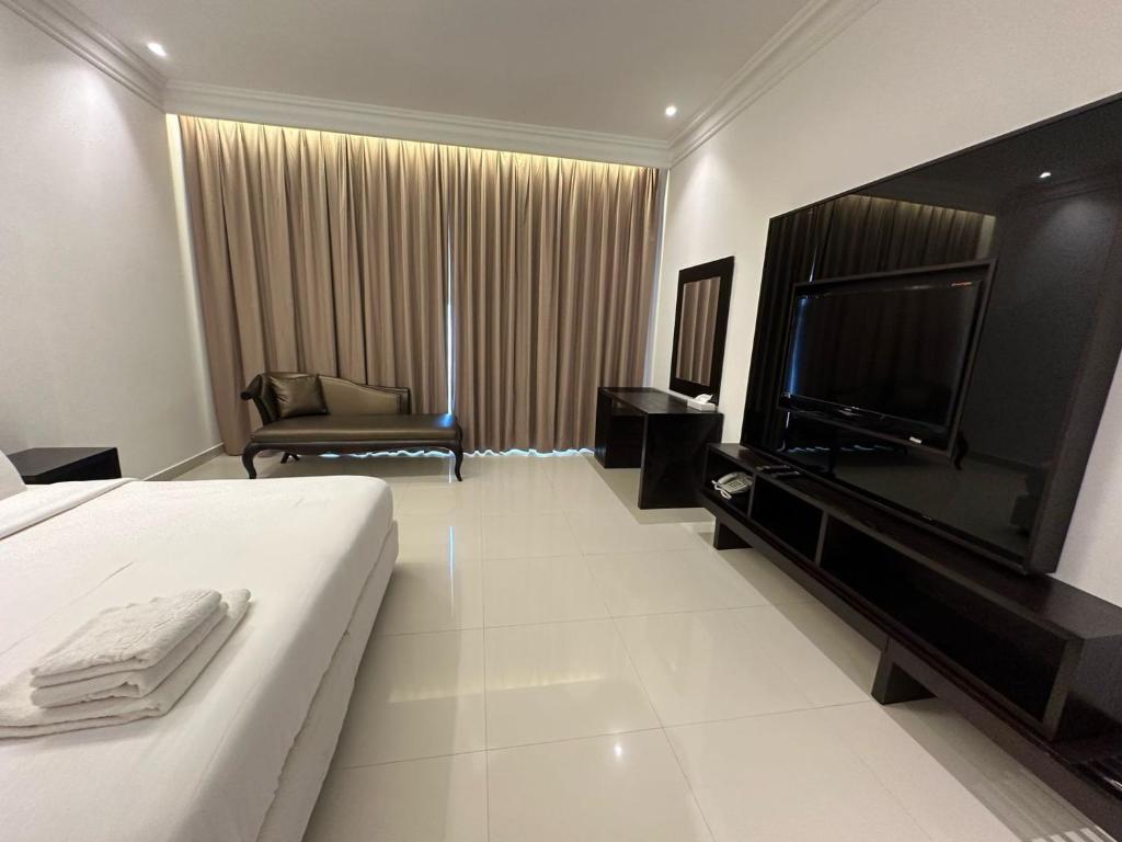 TV a/nebo společenská místnost v ubytování Dibba Sea View Hotel by AMA Pro