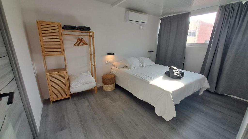 Un dormitorio con una cama con una mochila. en Topdown Apartments, en Hospitalet de Llobregat