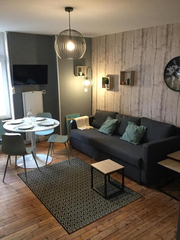 un salon avec un canapé et une table dans l'établissement Résidence Molière M3, à Soissons
