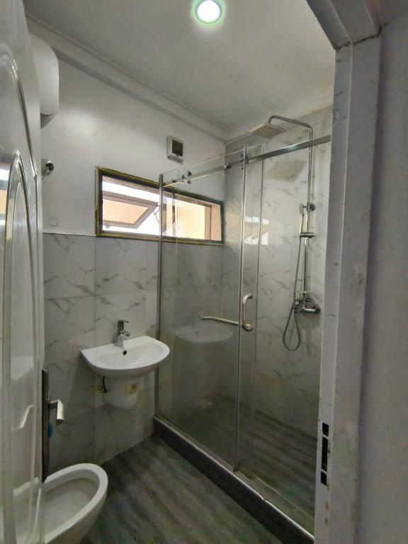 Baðherbergi á S A Luxury Apartments