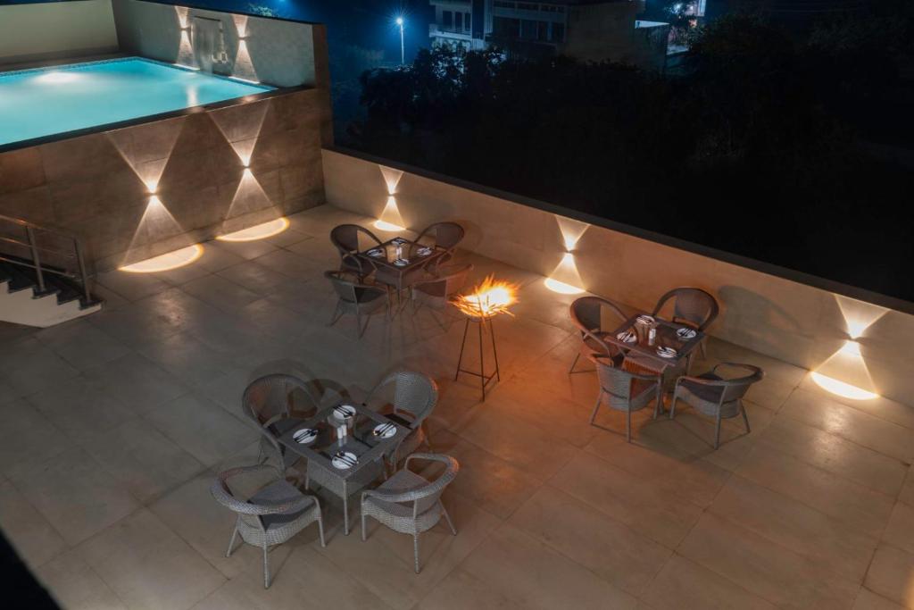Bazén v ubytování Clarks Inn Suites Agra Near Tajmahal nebo v jeho okolí