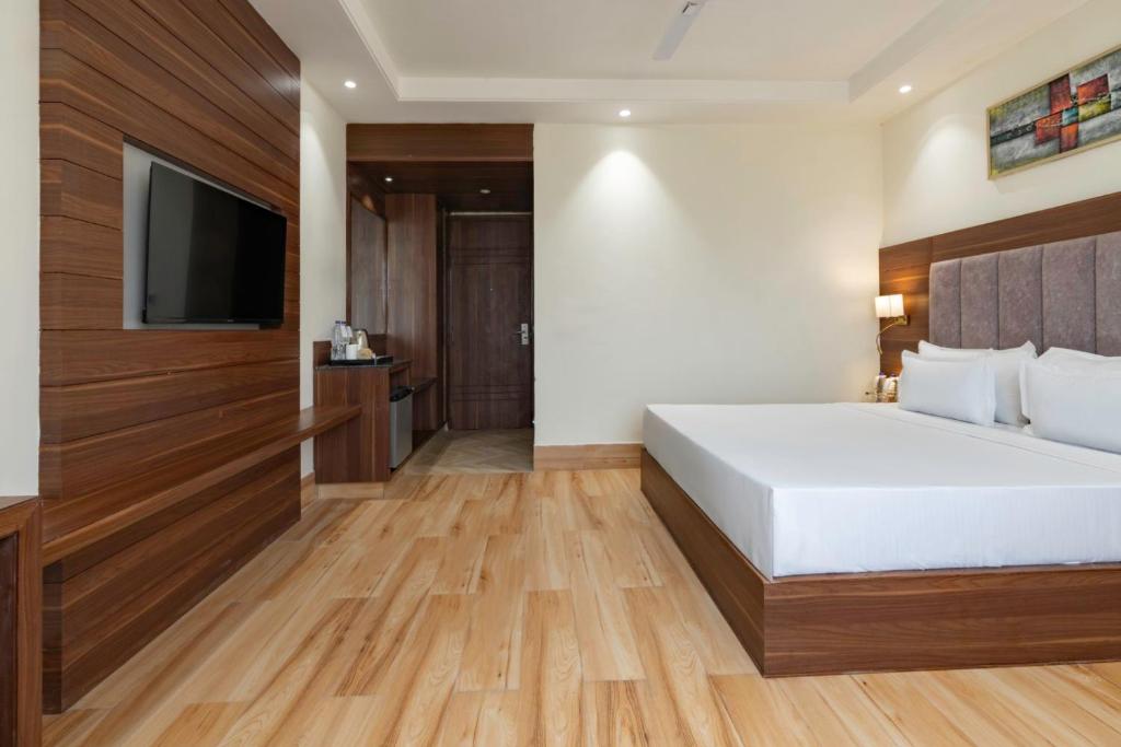 Postel nebo postele na pokoji v ubytování Clarks Inn Suites Agra Near Tajmahal