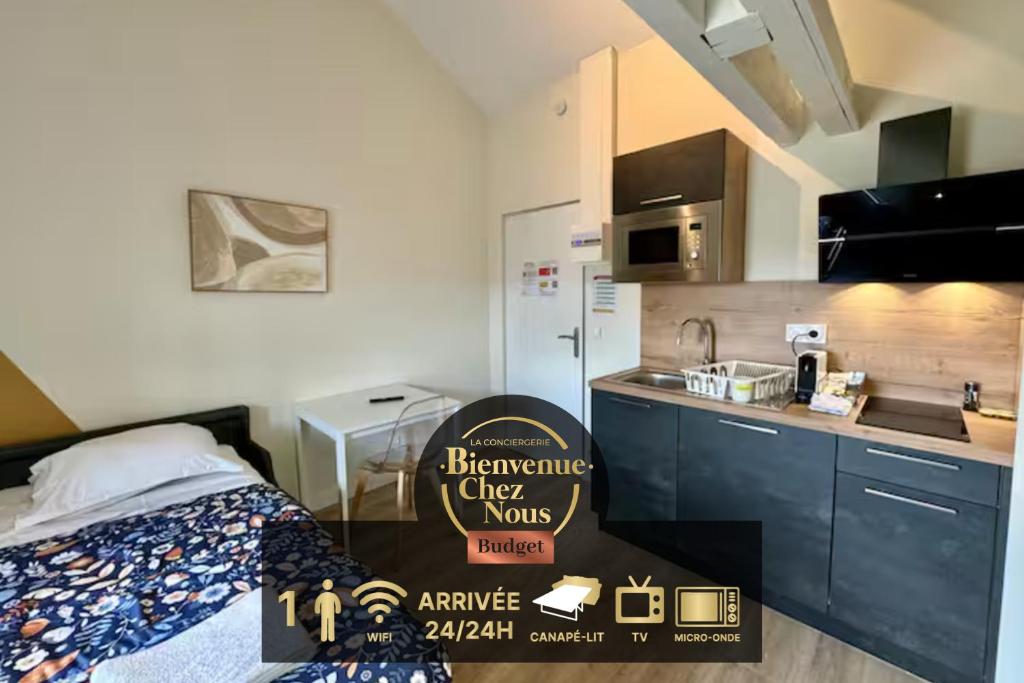 une pièce avec un panneau au milieu d'une cuisine dans l'établissement Charmant Studio Bd Lafayette tout équipé 16, à Clermont-Ferrand