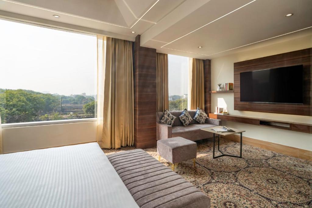 TV a/nebo společenská místnost v ubytování Clarks Inn Suites Agra Near Tajmahal
