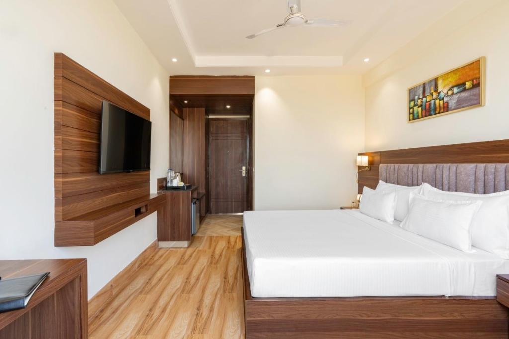 TV a/nebo společenská místnost v ubytování Clarks Inn Suites Agra Near Tajmahal
